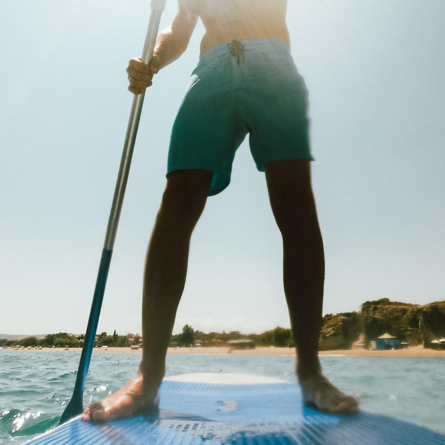 Muž na paddleboardu